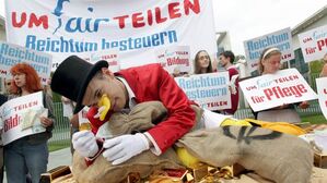 Umfairteilen, Bunter Protest vor dem Bundeskanzleramt (dpa)