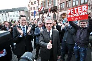OB-Kandidat Peter Feldmann wird mit Applaus für seinen Wahlsieg gefeiert