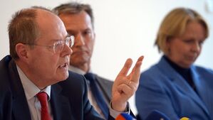 SPD-Kanzlerkandidat Peer Steinbrück (L), Ministerpräsidentin Hannelore Kraft und der OB von Gelsenkirchen F. Baranowski