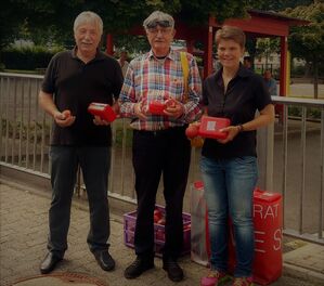 Die Vorstandsmitglieder Katrin Steffek, Dieter Birkelbach und H.W. Eckhard bei der Verteilaktion