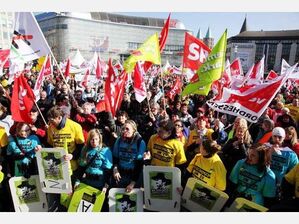 Mit Trillerpfeifen, Fahnen und Trommeln machten 4000 Streikende auf ihre Forderung nach 6,5 % mehr Lohn aufmerksam.