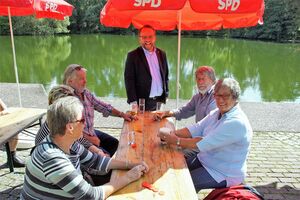 Timon Gremmels im Gespräch mit Gästen des Sommerfestes
