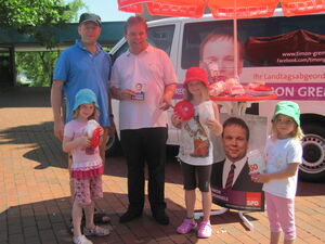 Timon Gremmels (2.v.l.) mit Familie Geismann am Infostand