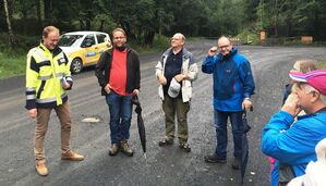 Der Projektleiter der Städt. Werke Kassel, Herr Schoof erläutert der Wandergruppe den Baufortschritt des Windparks Stift