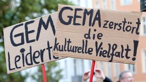 Ende Juni protestieren 5000 Menschen in Berlin gegen die neuen Gema-Gebühren