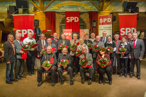 Die Jubilare mit den Vorständen und den Spitzenkandidaten U. Jäger und D. Lengemann
