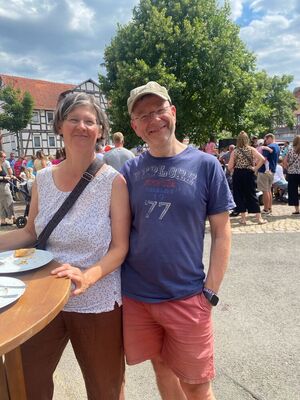 (v.l.) Katja und Tobias Geismann unter der Linde