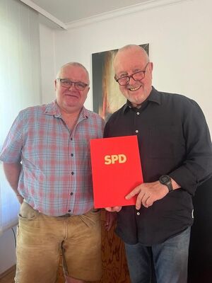 Michael Reuter (r) freut sich über die Urkunde von Armin Brethauer.