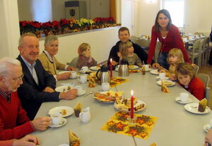 Alle Generationen gemeinsam beim Kaffeetrinken.